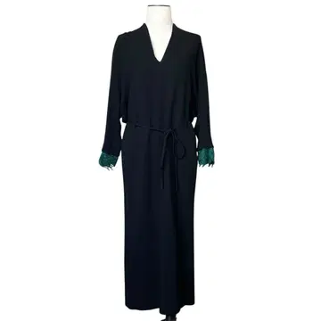 마메쿠로구치 자수 커프스 V넥 드레스