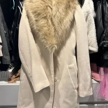 퍼 달린 크림색 롱 코트 H&M