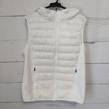새상품급 유니클로 UNIQLO 울트라 라이트 다운 후드 부착 베스트 M