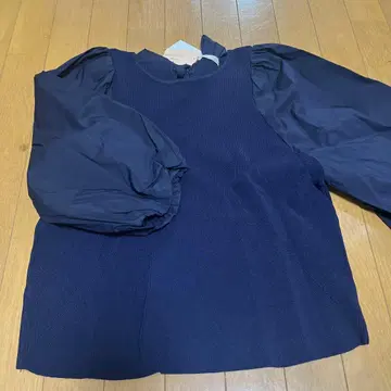 로즈 티아라 네이비 벌룬 슬리브 상의