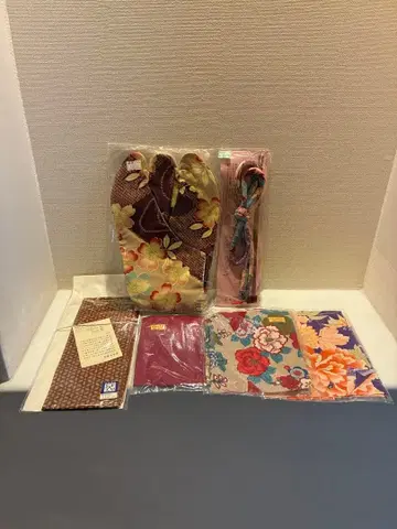 기모노용 타비와 기모노 원단 조각, 손수건 등의 세트
