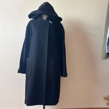 후드 부착 블랙 울 코트