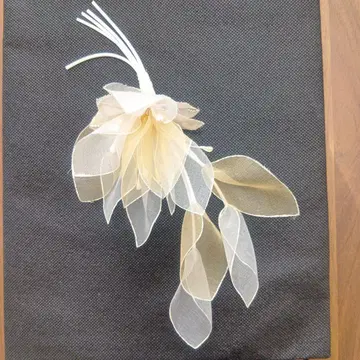 베이지 계열 꽃 모티브 코사지