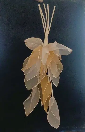 베이지 계열 꽃 모티브 코사지