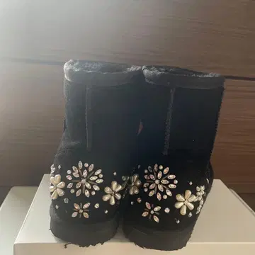 RANDA 비쥬 장식 어그 부츠