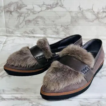 다이애나 브라운 계열 퍼 장식 플랫슈즈 로퍼 23.5