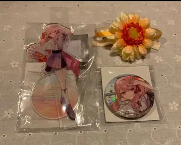 아크릴 스탠드와 배지 세트