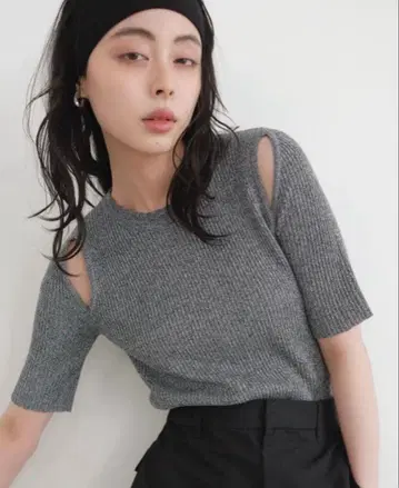 LIAN 숄더 오픈 니트