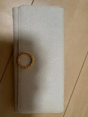 BLGARI 화이트 가죽 장지갑