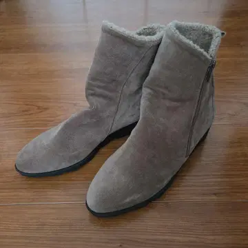 아카쿠라 숏부츠 베이지