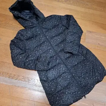 유니클로 후드 부착 블랙 레오파드 무늬 다운 자켓