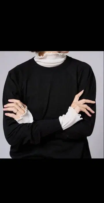 프릴 장식 이너와 블랙 긴팔 상의