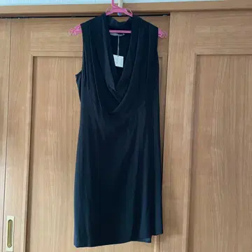 Luxe 슬리브리스 무릎 기장 원피스 블랙