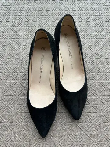 피터 카이저 블랙 스웨이드 펌프스