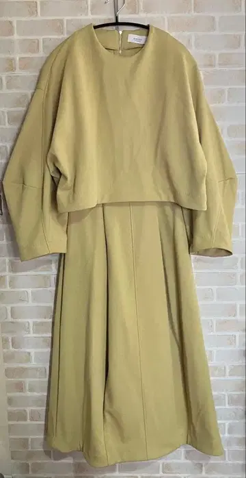 새상품급 emmi 셋업 상의 스커트 2세트