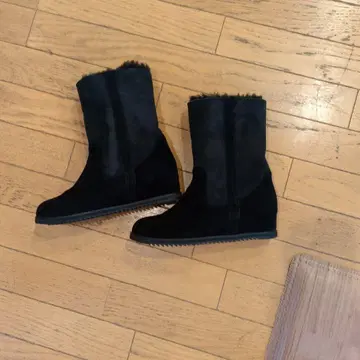 뷰포트의 블랙 스웨이드 부츠