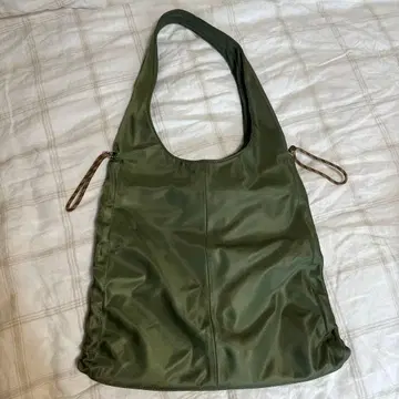올리브 그린 숄더백