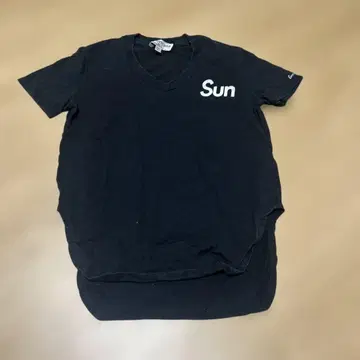 Americana 블랙 V넥 T셔츠 'Sun'