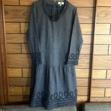 잉게보그 피코풀 리본 울 모직 차콜 그레이 프릴 원피스