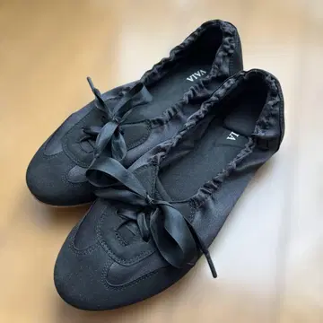 VIVAIA 블랙 리본 포함 플랫슈즈