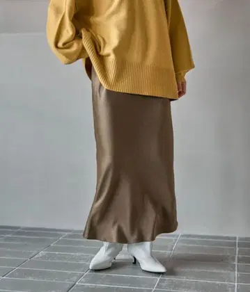 새상품 LEPSIM 스트레치 새틴 스커트