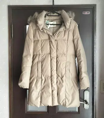 베이지 후드 부착 롱 다운 자켓