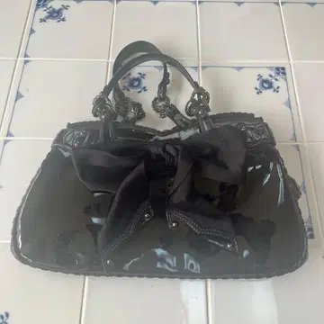 에포카 EPOCA의 광택 블랙 핸드백 리본 포함 미사용 자택 보관품