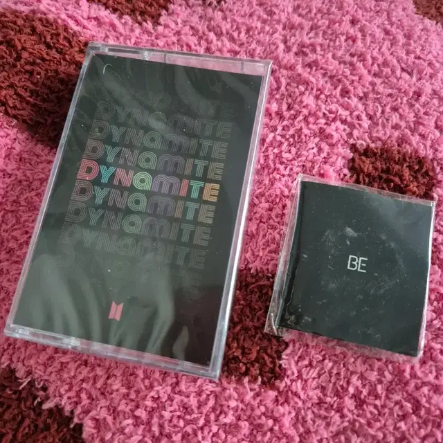 방탄소년단 다이너마이트 카세트테이프, 뱃지