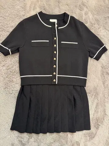 블랙 반팔 상의 플리츠 스커트 세트