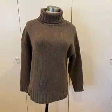 브라운 터틀넥 니트 스웨터