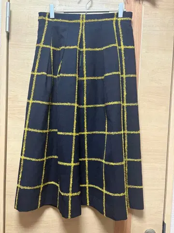 UNITED ARROWS 블랙과 옐로우 컬러 체크 무늬 스커트