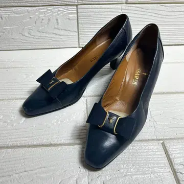 TRUSSARDI 네이비 리본 포함 펌프스 중간 힐