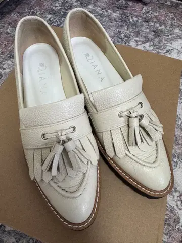 DIANA 아이보리 프린지 로퍼