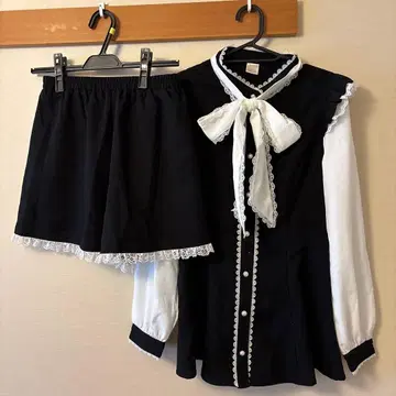 리본 포함 블랙과 화이트 셋업