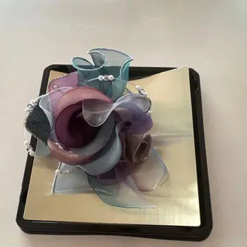 어스 컬러 쉬폰 꽃 코사지