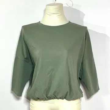 그린 레이블 릴랙싱 밑단 개더 탁한 그린 티셔츠