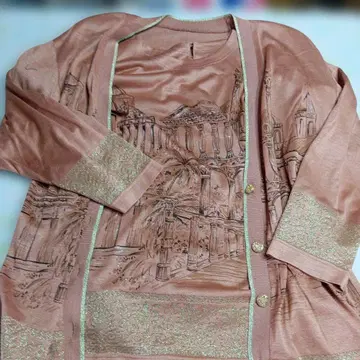 건물 프린트의 핑크 셋업