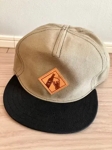 카키/블랙 플랫 브림 캡 로고 패치 포함