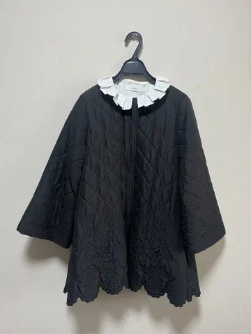 하자품 새상품급 chesty 체스티 퀼팅 자수 코트