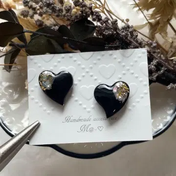 체험 가격! 업무용으로도! 작은 하트 모양 귀걸이 블랙 귀찌