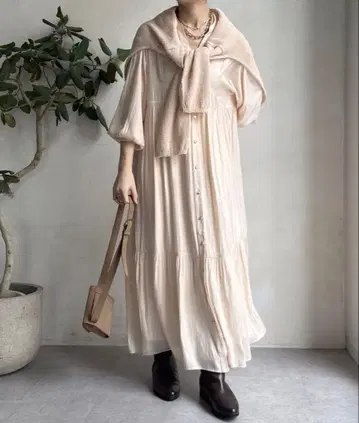 DOU DOU / GOLD 버튼 절개 원피스