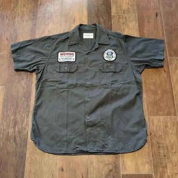 WEIRDO 자수 패치 포함 반팔 셔츠 그레이