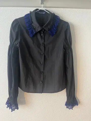 모아티에 블라우스 블랙 x 파랑