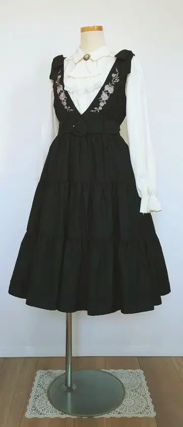 axes femme 스커트 블랙 (꽃무늬 자수)