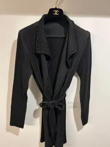 플리츠 비쥬 장식 블랙 가디건 40 specchio