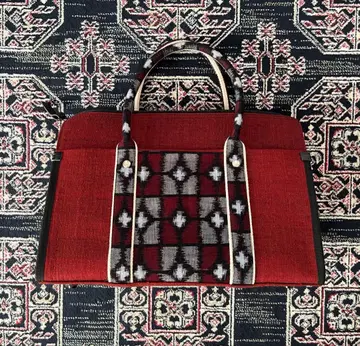 자주색에 무늬 패턴 토트백