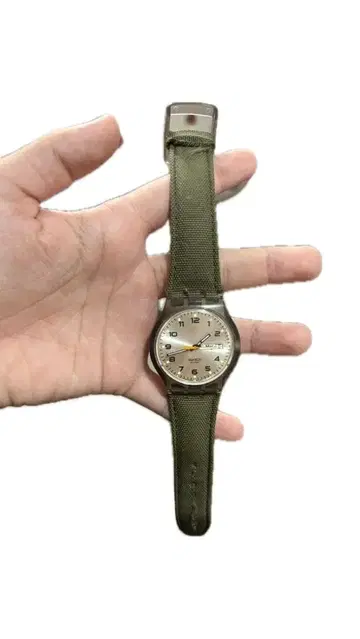 올리브 그린 나일론 밴딩 손목시계