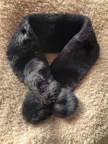 블랙 숄, 머플러