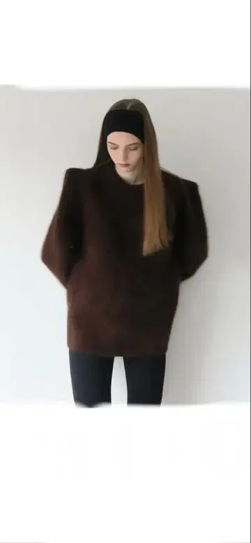 AMOMMA 다크 브라운 긴팔 니트