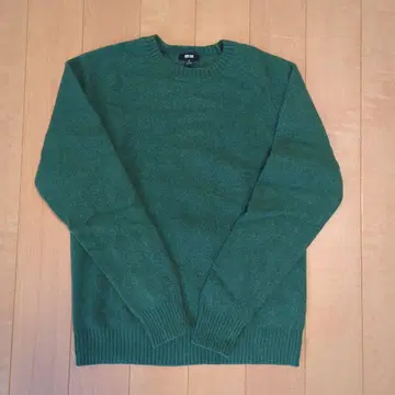 유니클로 다크 그린 크루넥 스웨터